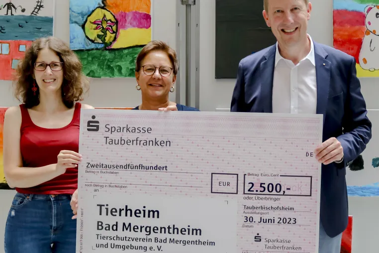 Bild: Sparkasse Tauberfranken spendet 2500 Euro für Tierheim-Neubau