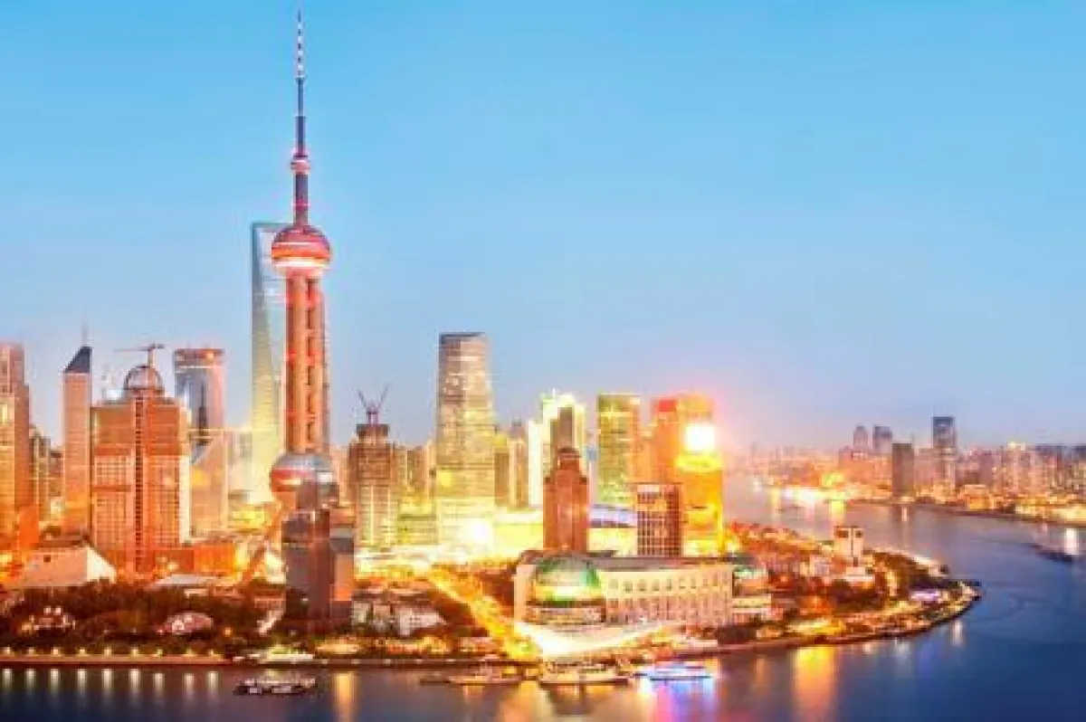 Urlauber entdecken glitzernde Metropolen wie Shanghai am besten mit viel Zeit. Quelle: Tour Vital