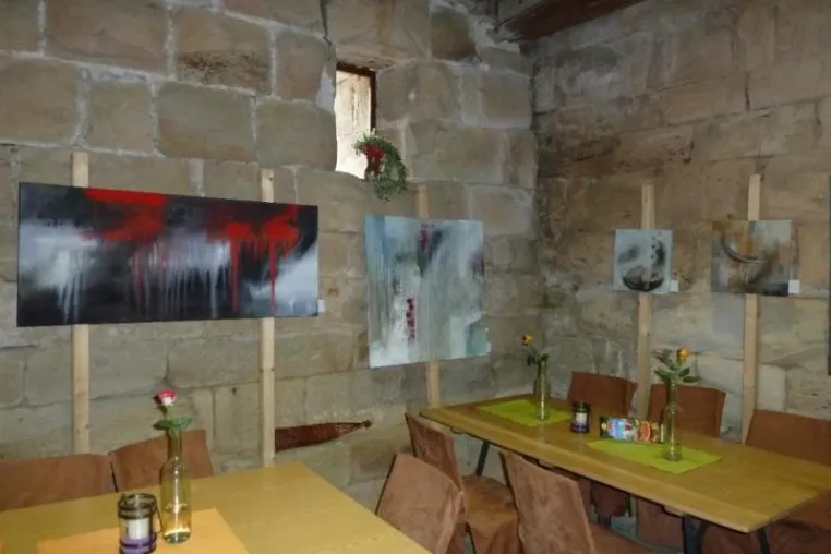 Bild: Ausstellung „Vielschichtig“ im Wäscherschloss