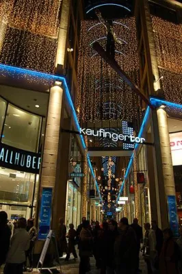 Bild: Lichtplanung - Charakterstark und weltoffen: Architektur- und Objektbeleuchtung für das Kaufingertor, München