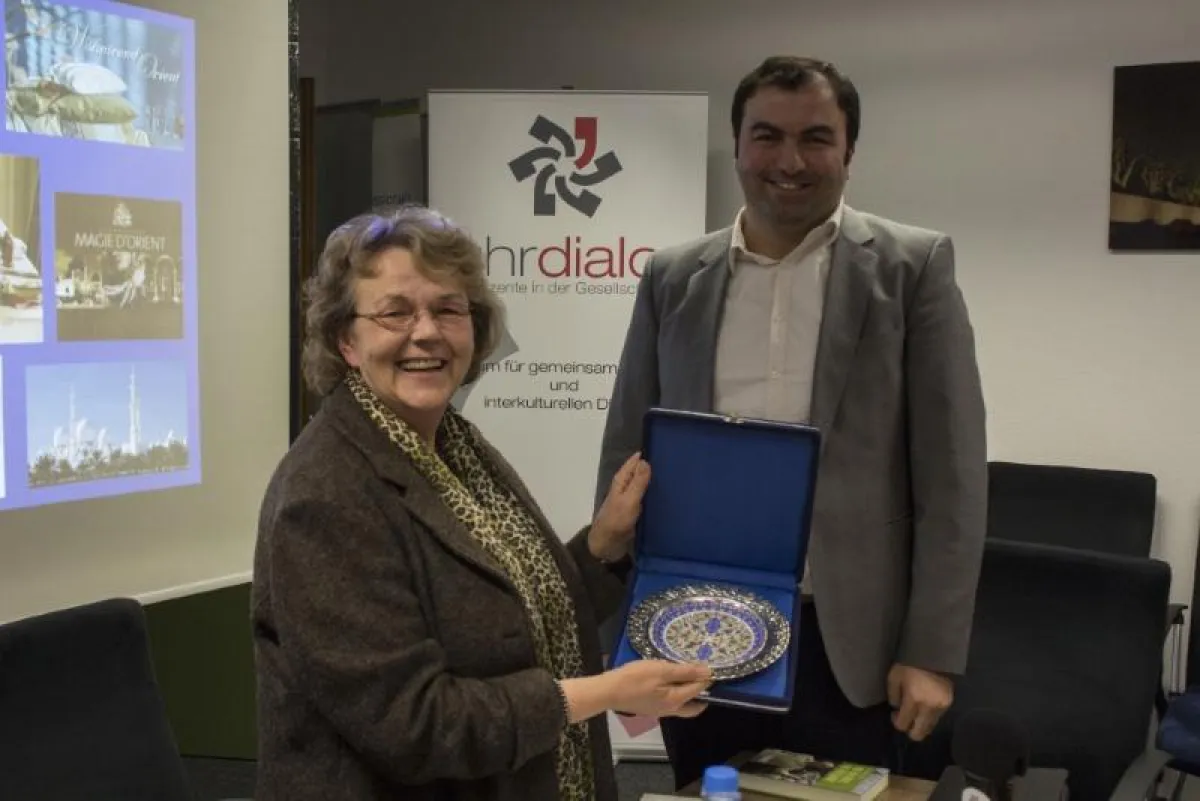 Herr Findik übergibt Prof. Dr. Herchert eine kleine Aufmerksamkeit als Dank.