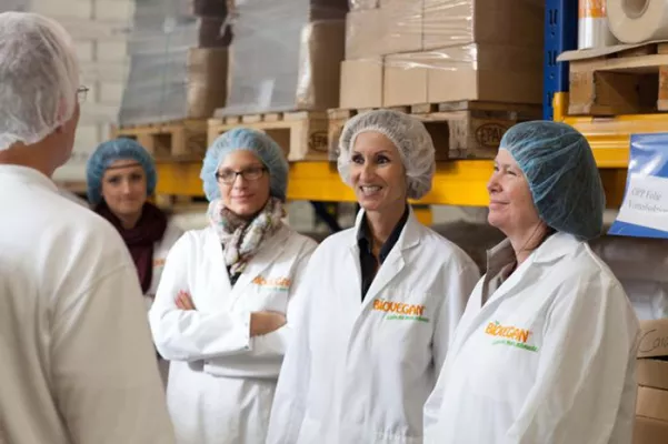 Bild: Umweltministerin Höfken bei Biovegan