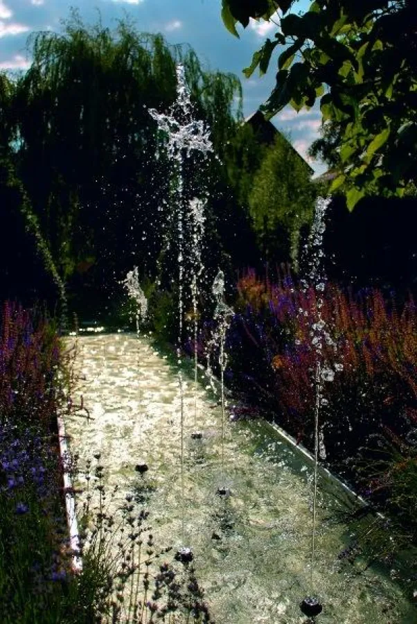 Die Möglichkeiten für eine Garteninszenierung mit Licht und Wasser werden neuerdings erweitert: Das ?Water Quintet Creative? erlaubt völlig individuelle Konfigurationen. Bild: tdx/Oase
