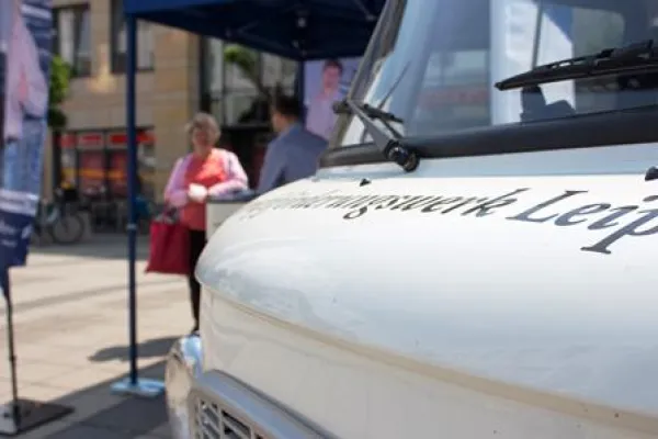 Bild: Weißer BARKAS mit Infos zur Beruflichen Rehabilitation hält in Altenburg