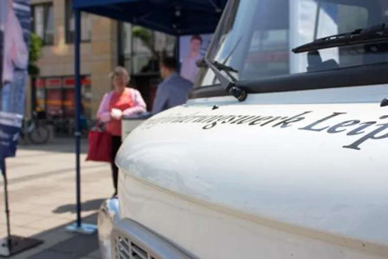 Bild: Weißer BARKAS mit Infos zur Beruflichen Rehabilitation hält in Altenburg
