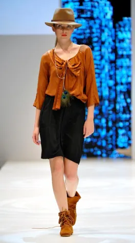 Bild: Minnetonka Fransen-Boots punkten bei GDS: Urban Fashion Show zeigt neuen Schnürstiefel