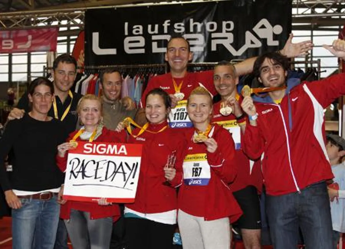 (FOTO: SIGMA) Die glücklichen Teilnehmer nach dem Zieleinlauf