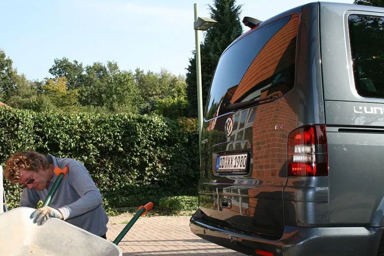 Sicherheit im Strassenverkehr durch Video-Rückfahrsysteme Bild: Sicherheit im Strassenverkehr durch Video-Rückfahrsysteme