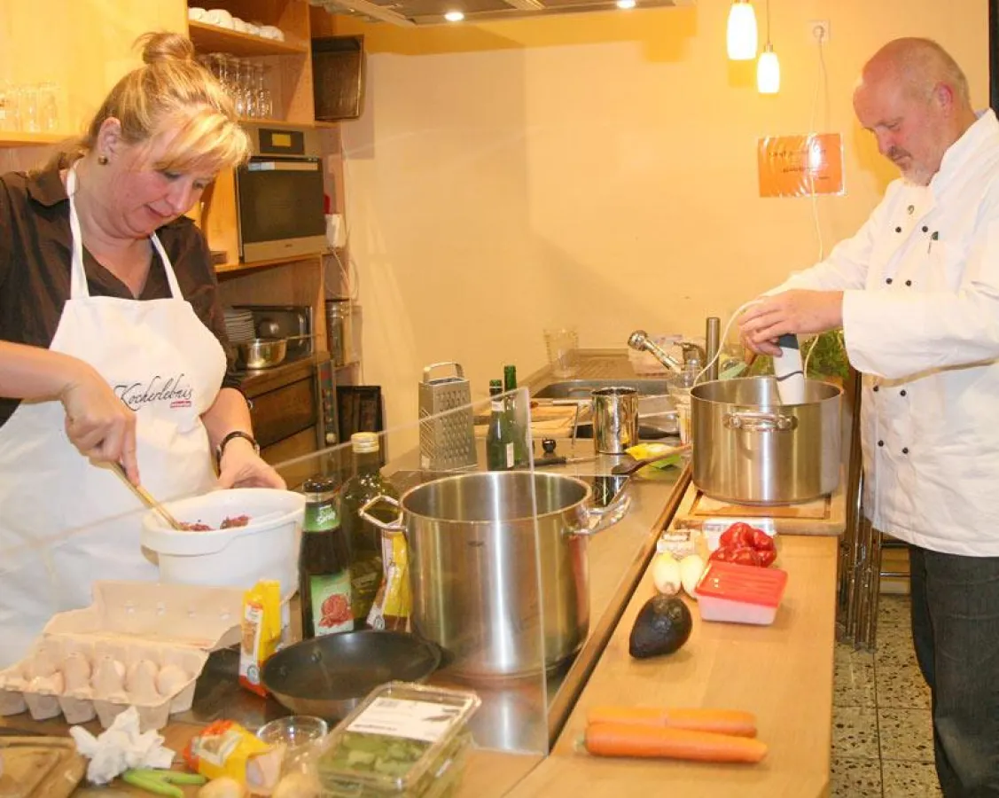 Jutta Berlinghof und Achim Dobbert kochen zusammen mit Florian Thomae und herwig Danzer
