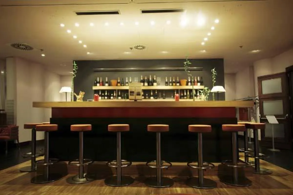 Moderne Trendbar: Neben zeitgemäßem Interior Design gehört auch erstklassiges F&B-Angbeot und Top-Service zu den Merkmale für Trend-Szene-Gastronomiebetriebe. (Foto: iStockPhoto.com)