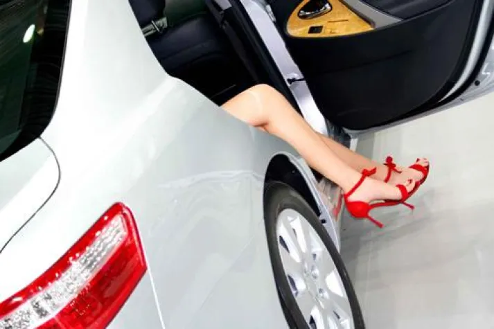 Bild: Frauen und Autos stehen auf Schuhe