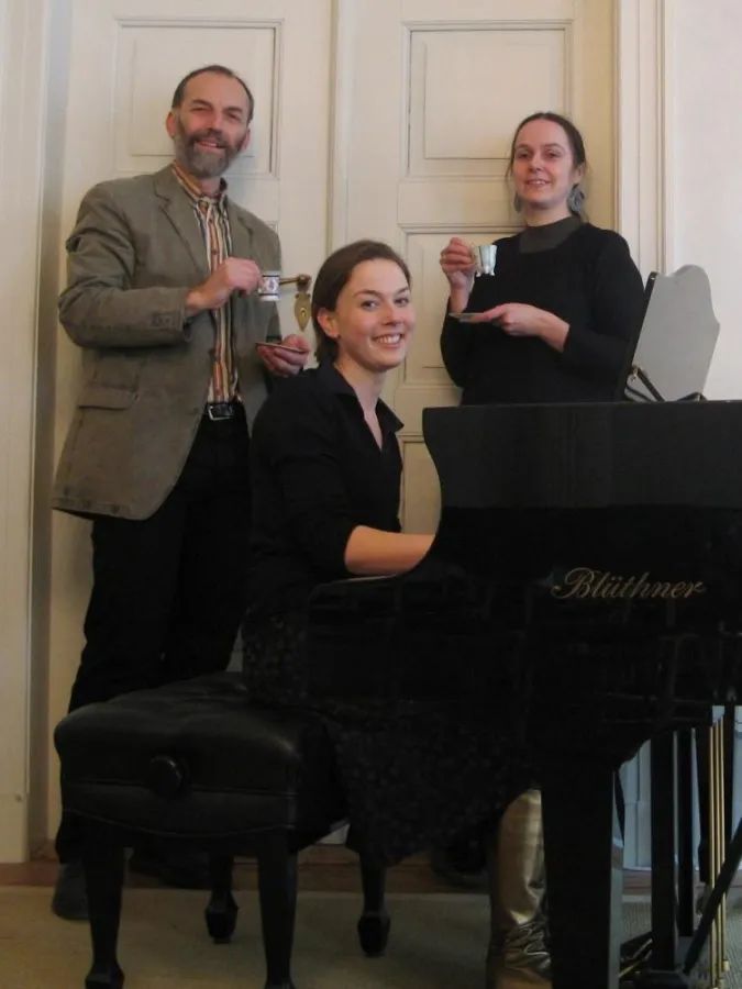 Probelauf für die Notenspursalons, Werner Schneider (Notenspur-Initiator), Outi Seppänen (Pianistin Grieg-Salon), Ulrike Richter (Moderatorin Schumann-Salon) (von links), Foto Notenspur-Initiative