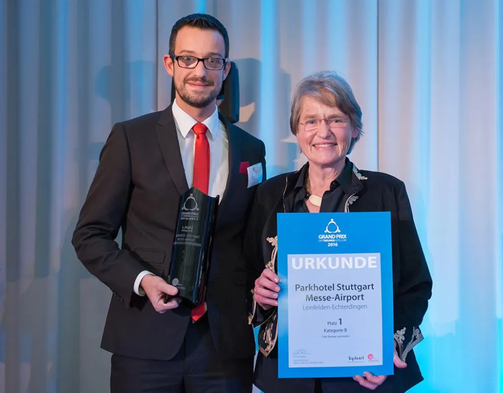 Elouan Pêcheur und Andrea Scheidtweiler bei der Siegerehrung
