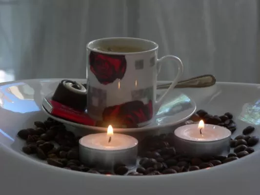 Bild: Kaffee-Genuss im Kerzenschein zum "Tag des Kaffees" am 24.September