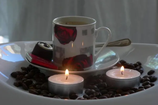 Bild: Kaffee-Genuss im Kerzenschein zum "Tag des Kaffees" am 24.September