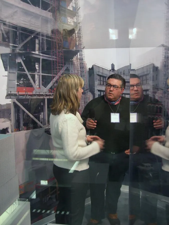 Pressesprecherin Chelsea Scott und VTV Korrespondent Theodore Bouloukos am Stand des New Museums auf der Armory Show 2007.