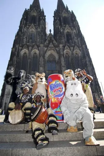 Riesendose auf der Flucht vor durstigen Passanten - Südafrikanische Fanta World Parade in Kölner City Bild: Riesendose auf der Flucht vor durstigen Passanten - Südafrikanische Fanta World Parade in Kölner City