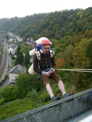 Bild: Wette verloren: Direktor Ludwig hing 60 Meter über dem Rhein in den Seilen