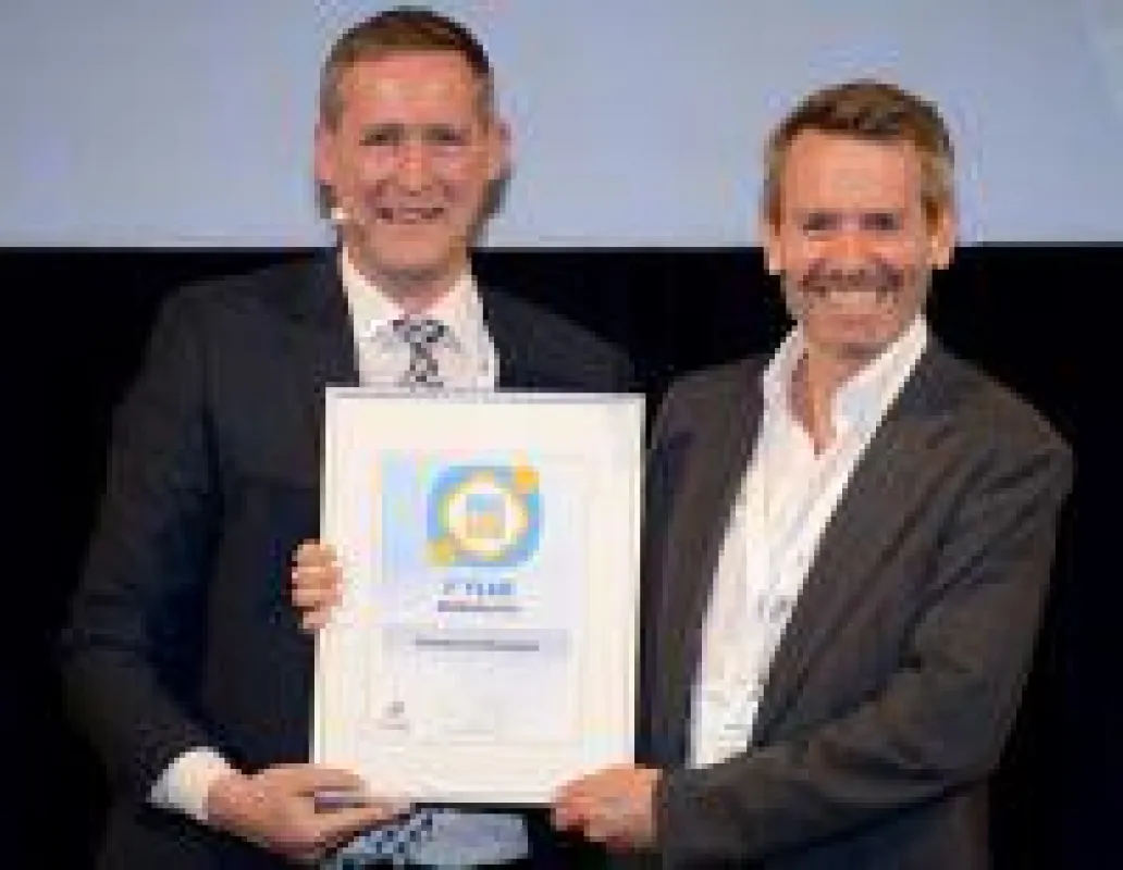 Preisübergabe Invidis Geschäftsführer Florian Rotberg (links) und Concept International Geschäftsführer Mike Finckh (rechts)