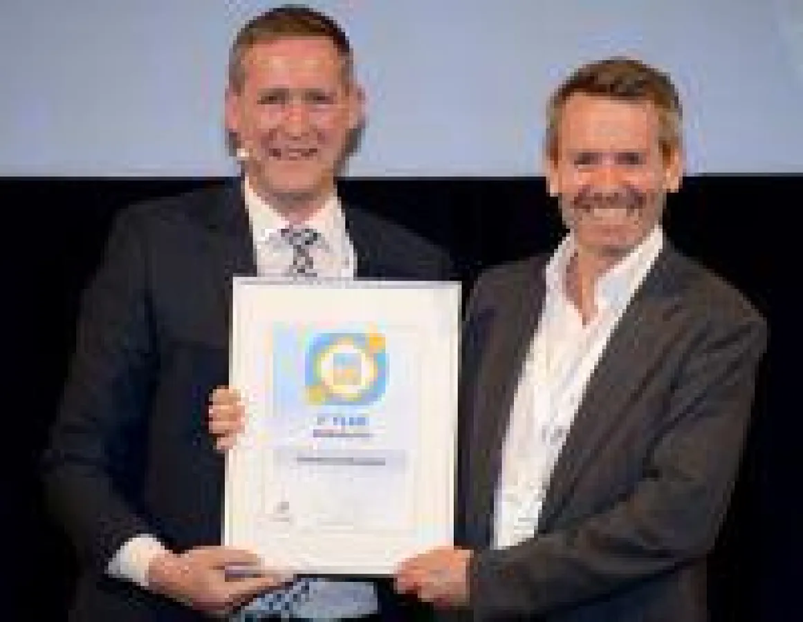 Preisübergabe Invidis Geschäftsführer Florian Rotberg (links) und Concept International Geschäftsführer Mike Finckh (rechts)