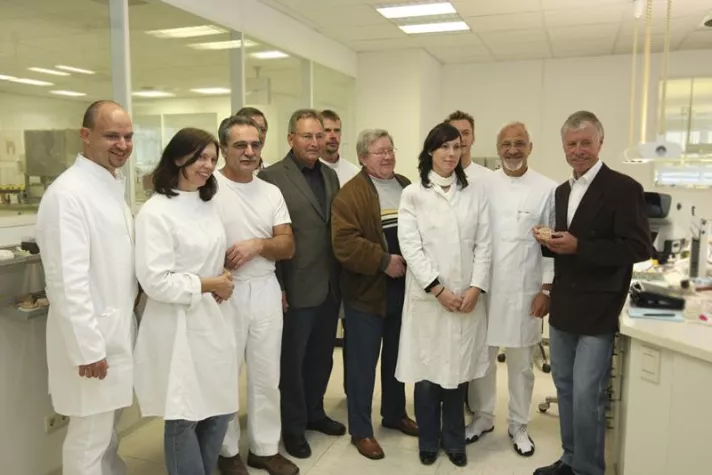 Grundmann Zahntechnik ehrt Jubilare Bild: Grundmann Zahntechnik ehrt Jubilare
