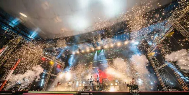 Bild: mo2 design gestaltete Beleuchtung und Set für Stadionshow der Ehrlich Brothers