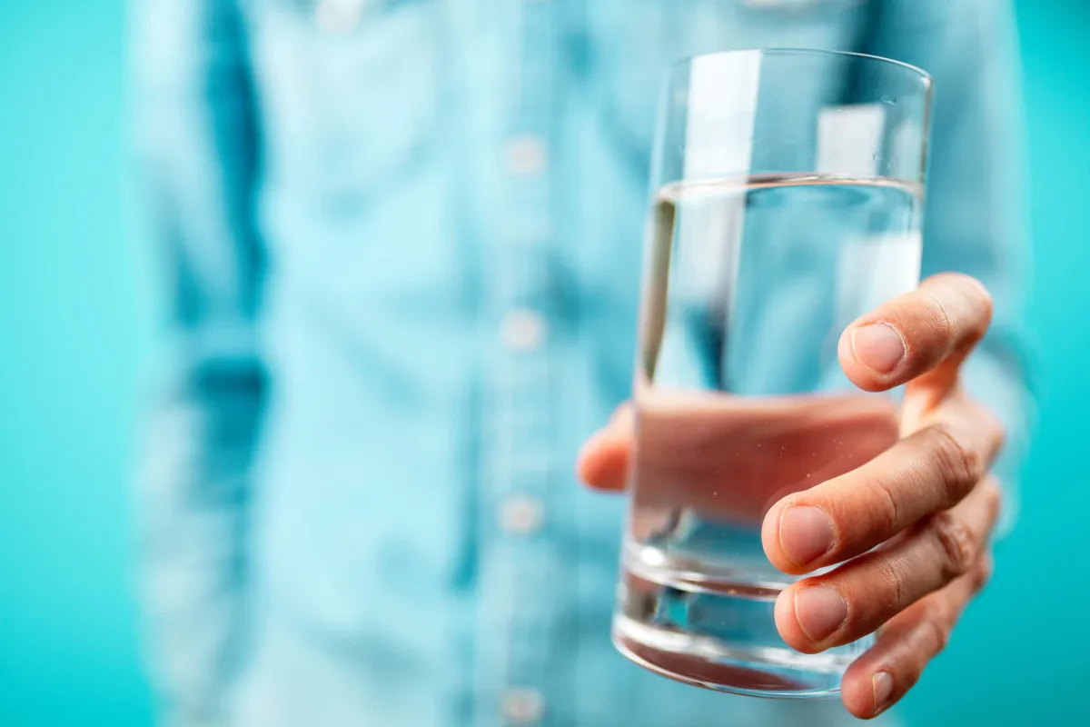 Heilwasser kann, je nach seiner natürlichen Zusammensetzung, z.B. bei Sodbrennen helfen (© AdobeStock/George Dolgikh)