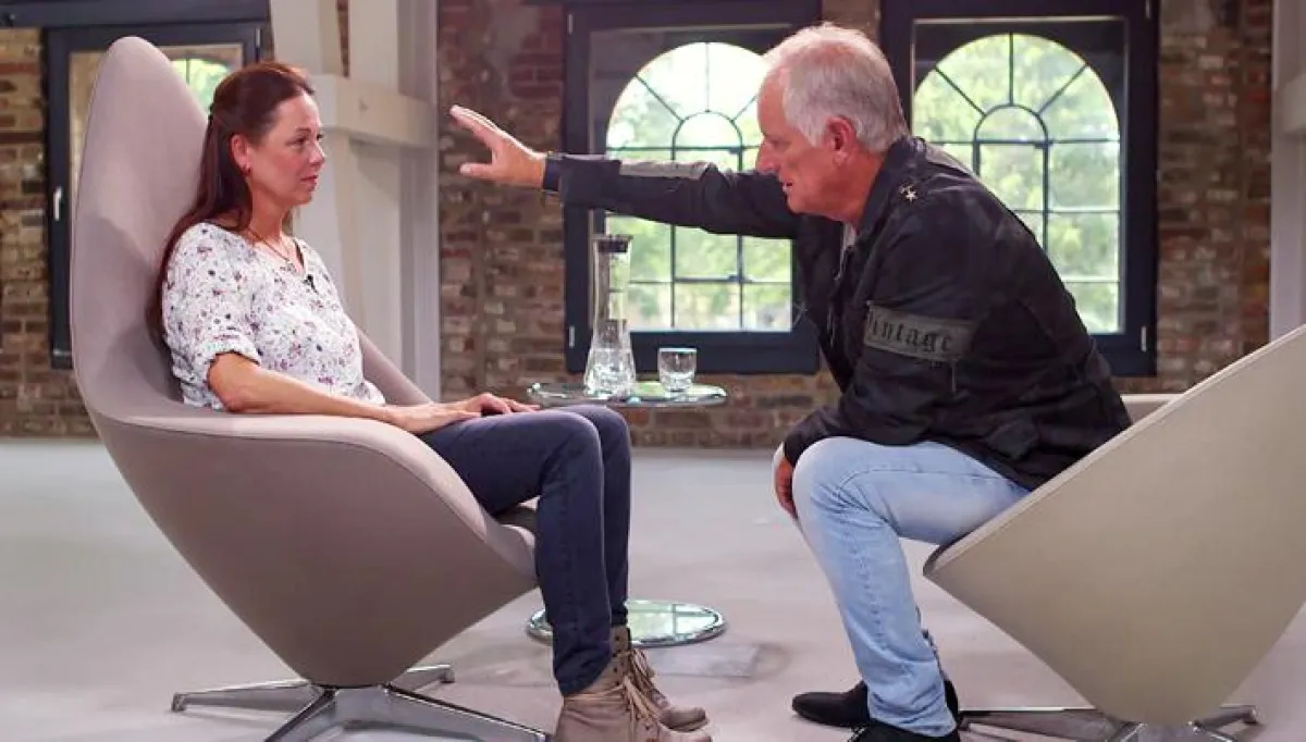 Pharo Martin Bolze hypnotisiert Teilnehmerin Jessica Wölk. Foto: MG RTL