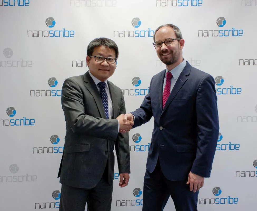 Dr. Wanyin Cui, General Manager China (links) und Martin Hermatschweiler, Geschäftsführer Nanoscribe