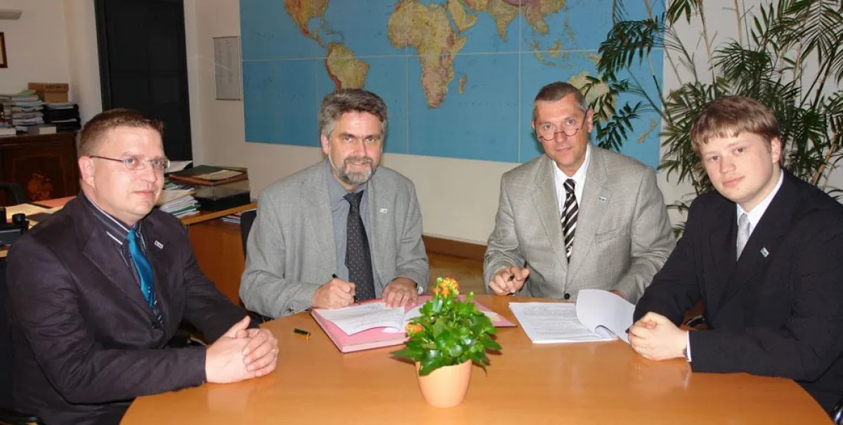 Unterzeichnung des Kooperationsvertrages durch Rektor Prof. Dr. Armin Willingmann (2.v.l.) der Hochschule Harz und Geschäftsführer Prof. Dr. Ulrich Fischer-Hirchert (2.v.r.) der HarzOptics GmbH
