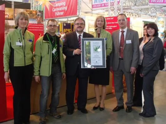 Bild: Qualitätssiegel für den Kammweg Erzgebirge-Vogtland verliehen – Hotel Saigerhütte gratuliert