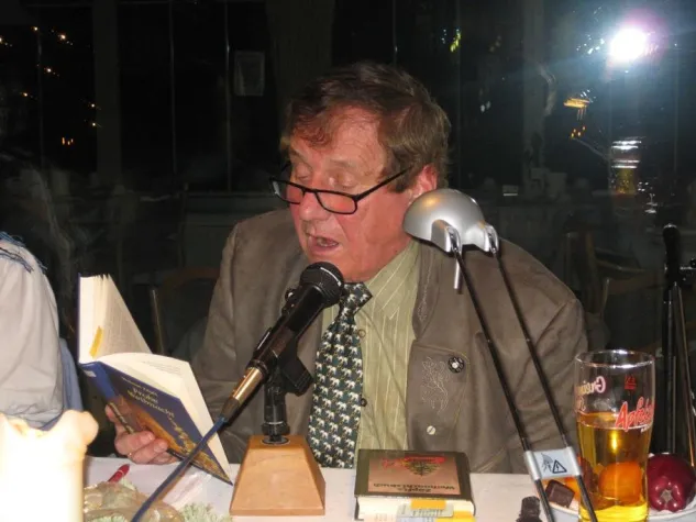 Bild: Prof. Helmut Zöpfl liest in der Simssee Klinik