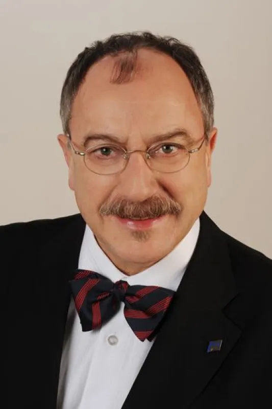 Prof. Dr.-Ing. Herbert Sonntag ist Vorstandsvorsitzender des LNBB und Vizepräsident der Technischen Hochschule Wildau. Dort leitet er die Forschungsgruppe Verkehrslogistik. Ein aktuelles Projekt: die