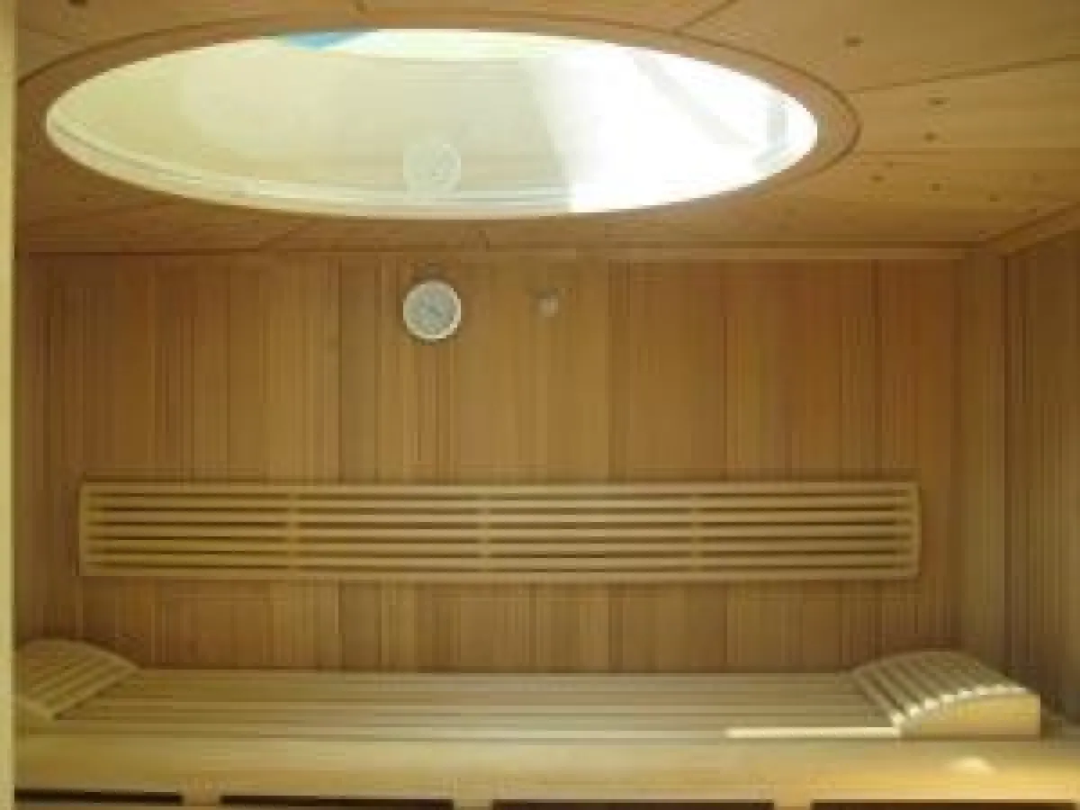 Finnische Sauna mit Sternenhimmel und Glasauge