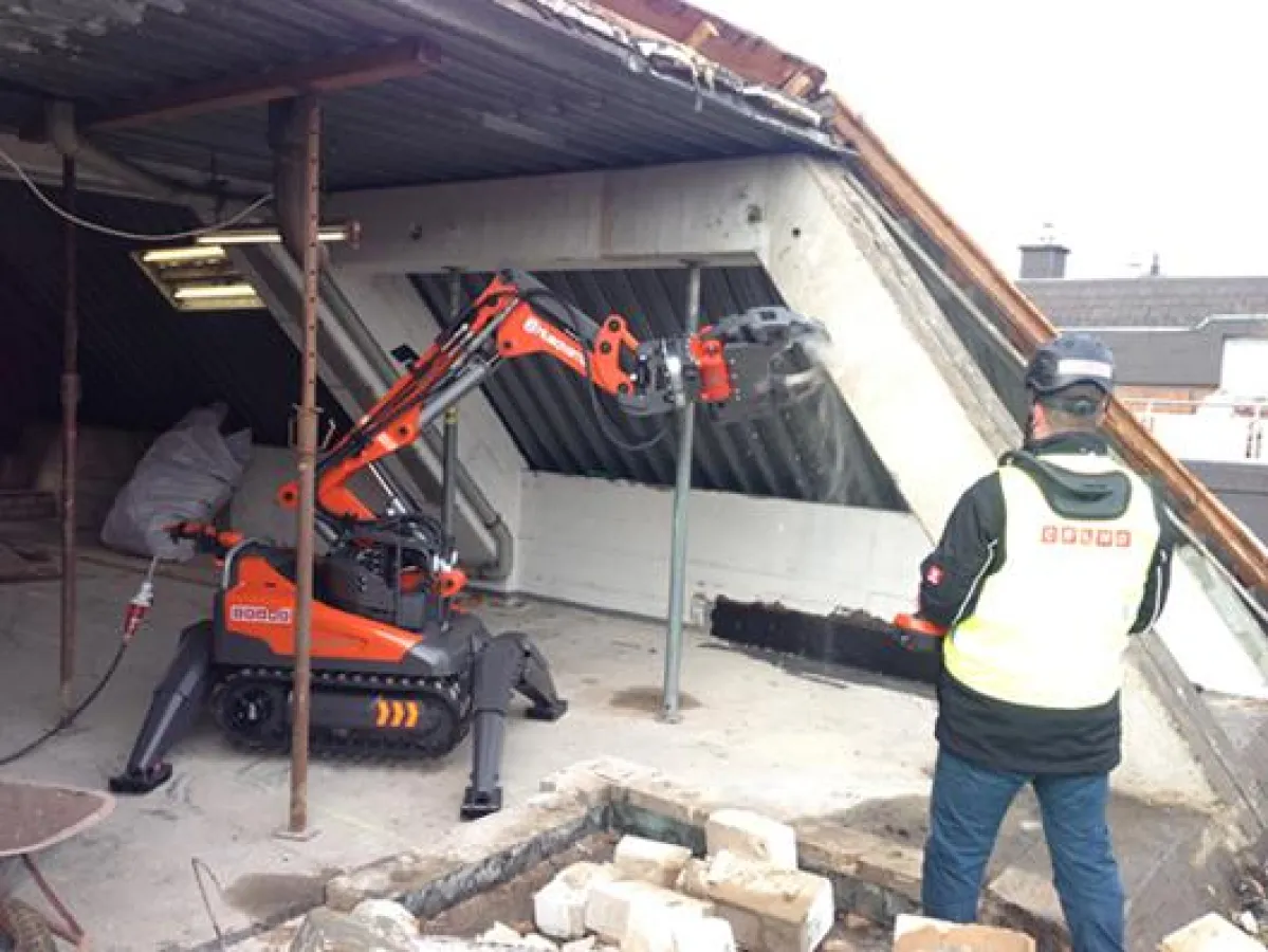 Der Aufbau des Arms und die feinfühlige Steuerung des DXR 140 ermöglichten ein präzises Arbeiten.