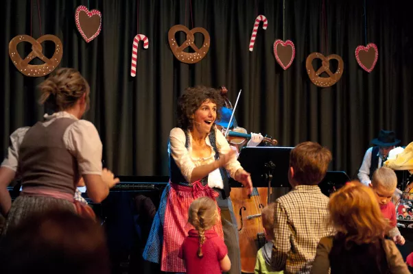 Bild: mini.musik verwandelt die Münchner Gasteig-Bühne in einen klangvollen Jahrmarkt