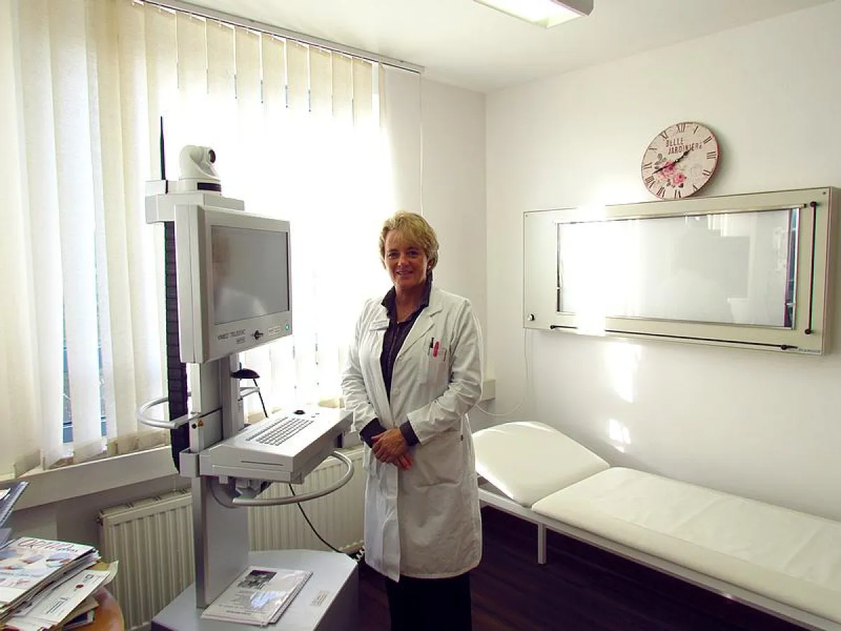 Frau Dr. Herzberg, schaltet mit dem „Teledoc