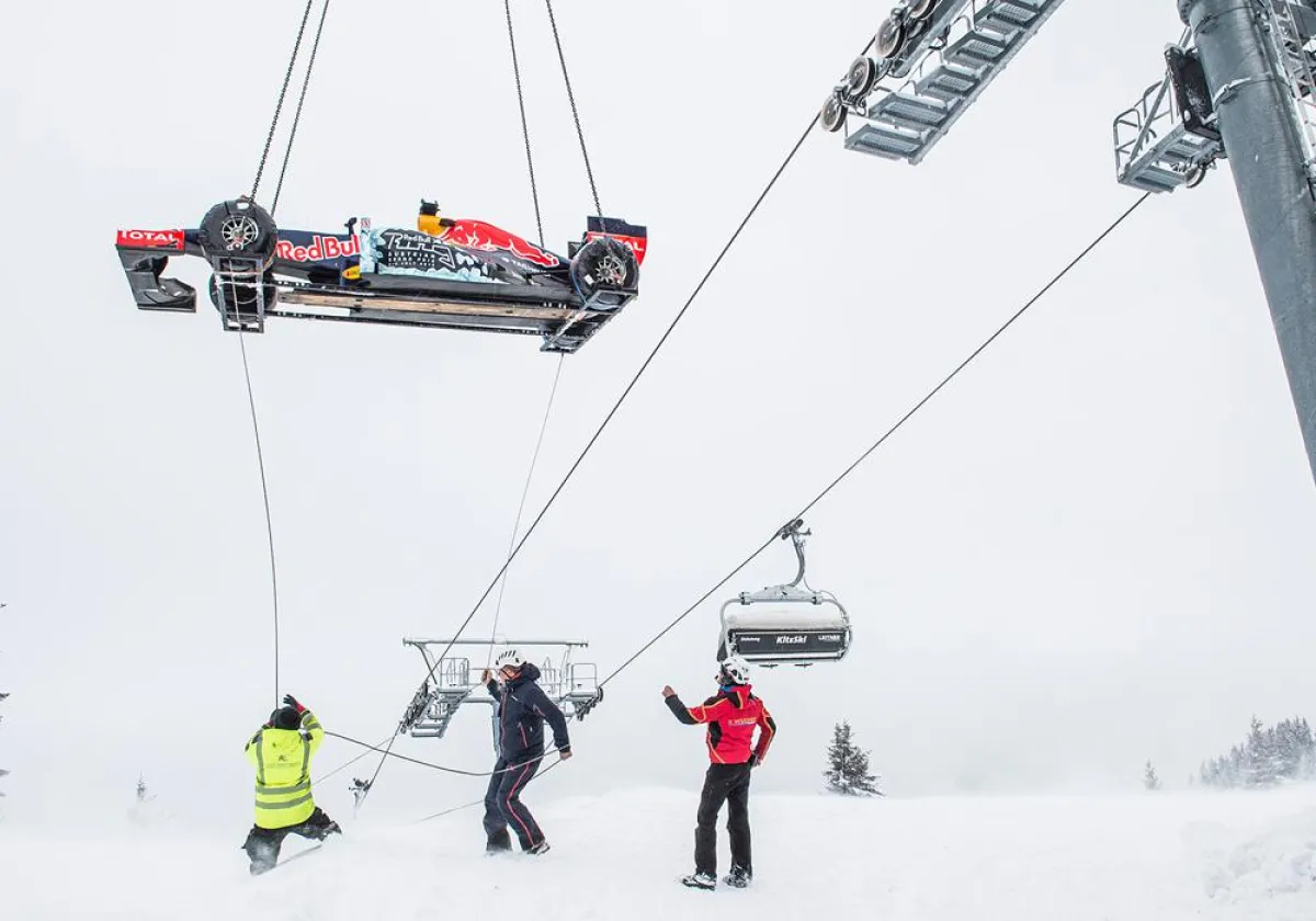 Formel1-Bolide am Haken © Philip Platzer/Red Bull Content Pool
