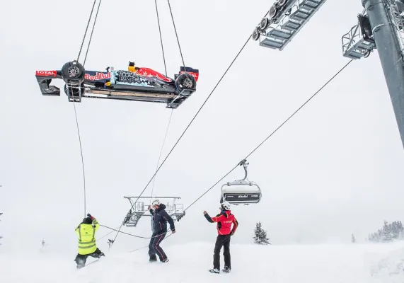 Bild: Formel1-Bolide am Haken
