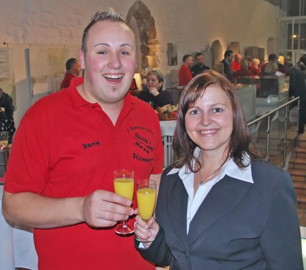 Gut gelaunt: Katharina Schröter, Filialleiterin der Volksbank Ludwigsburg in Steinheim, und Vereinsvorsitzender Daniel Arnold