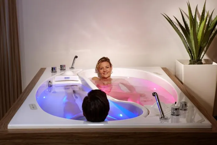 Bild: Paarbadewannen: Paarwellness und Paartherapie