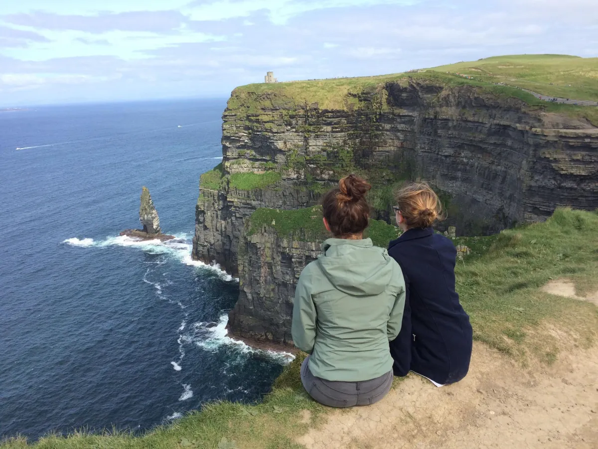 Zwei Austauschschülerinnen in Irland, einem der Länder, in die ein Schüleraustausch mit dem Nachhal