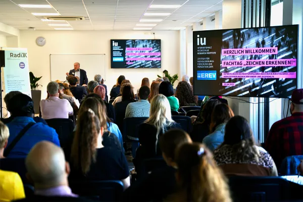 IU Internationale Hochschule gründet neues Institut für praxisorientierte Forschung zu Radikalisierung und Prävention Bild: IU Internationale Hochschule gründet neues Institut für praxisorientierte Forschung zu Radikalisierung und Prävention