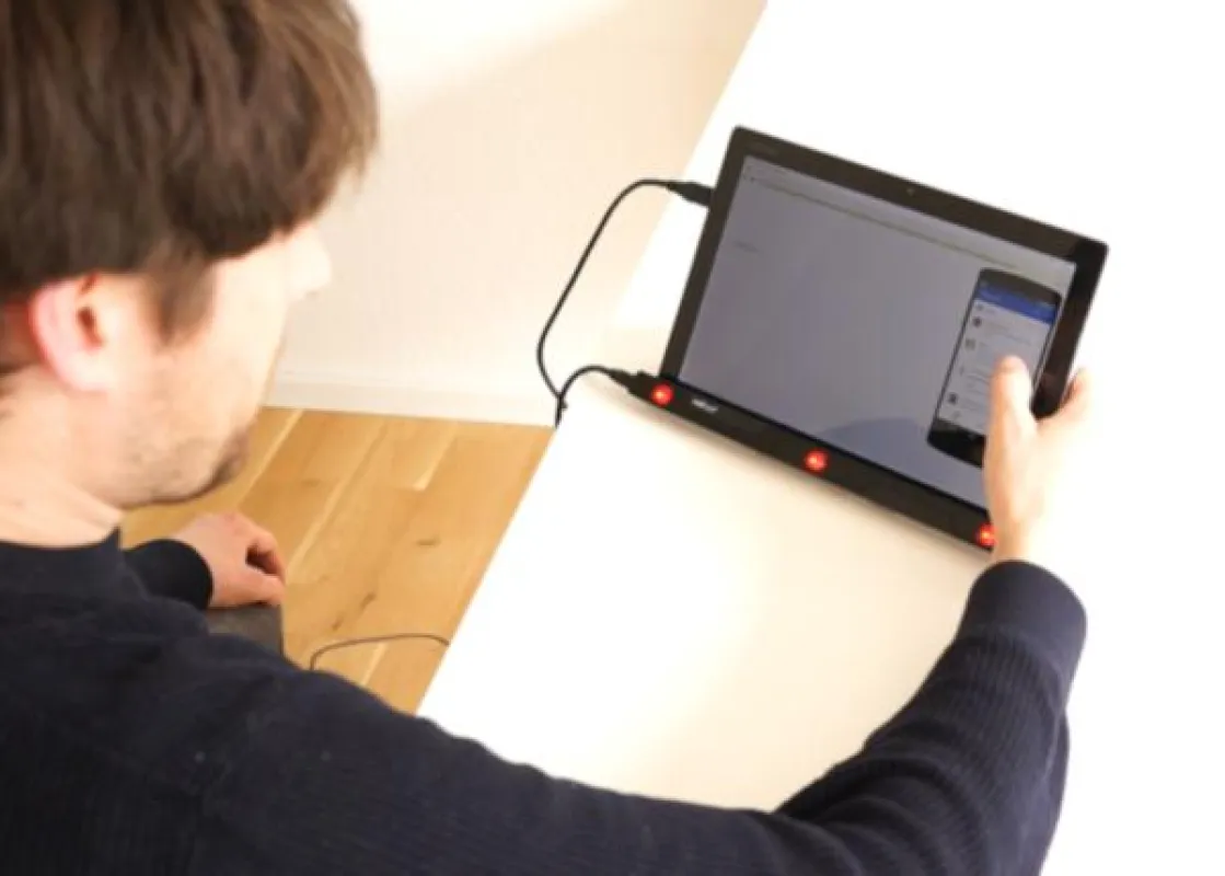 Testperson nimmt an Usability-Test von mobiler App teil