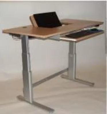 Bild: ADION erweitert PC-Möbel-Reihe AXIMA um ergonomisch optimierten Sitz-Steh-Arbeitstisch