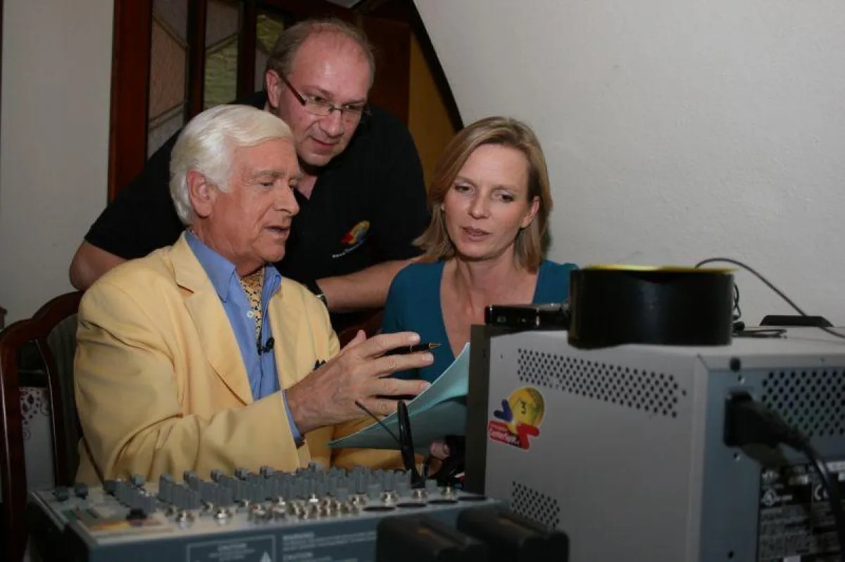 Prof. Bankhofer mit seiner Producerin Anita Paschinger und dem techn. Leiter Rudi Stöger bei einer Regie-Besprechung am Drehort für sein Magazin 