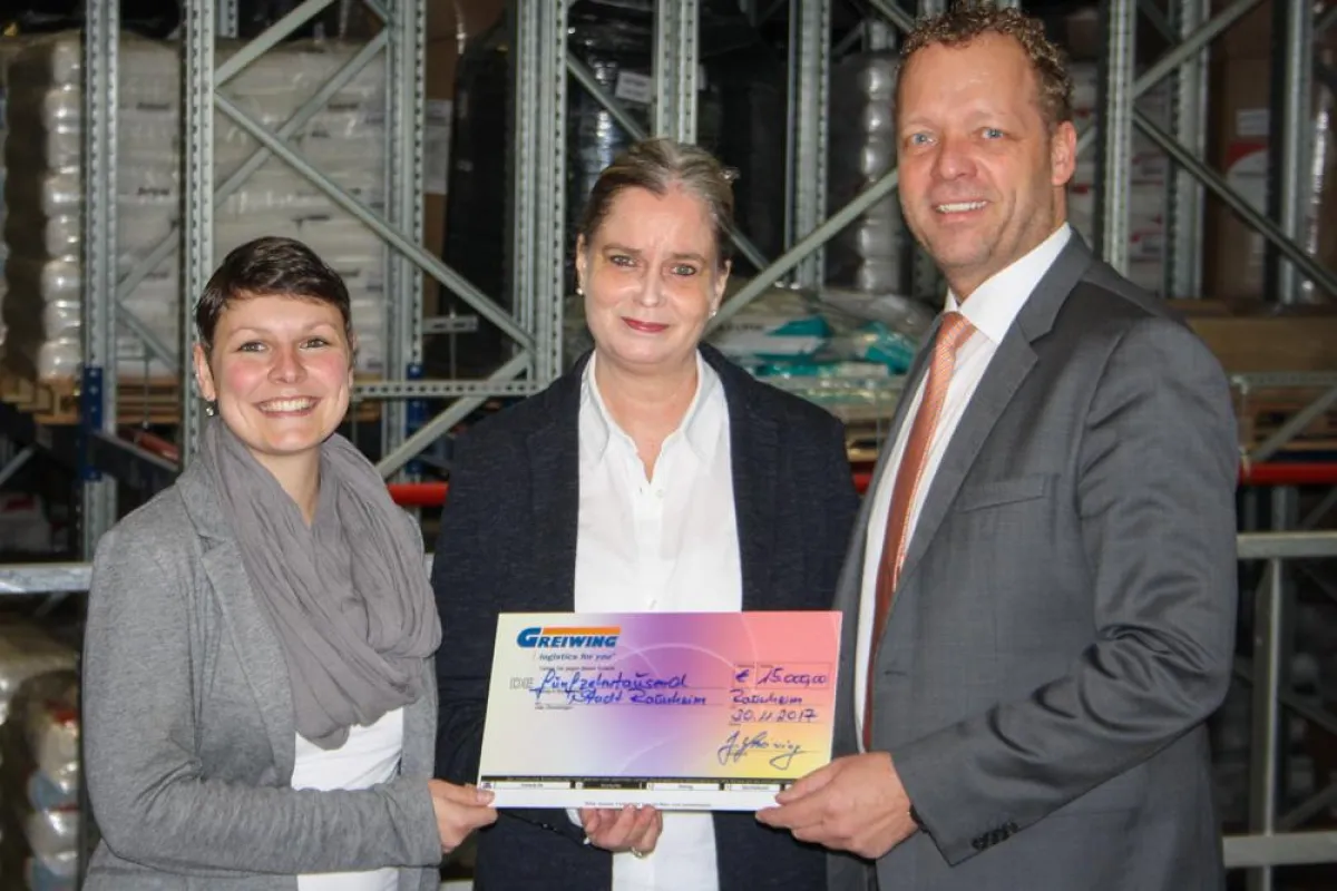 Kerstin Mohr von der Stadt Raunheim (Mitte) freut sich über die Spende von GREIWING.