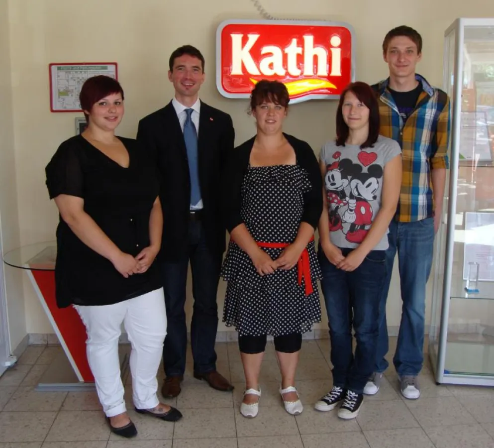 Kathi Personalleiter Stefan Sommer (2.v.l.) begrüßt die vier neuen Auszubildenden