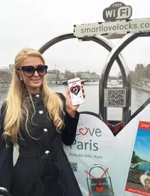 Bild: Paris Hilton baut Liebes-Schlösser am Valentinstag