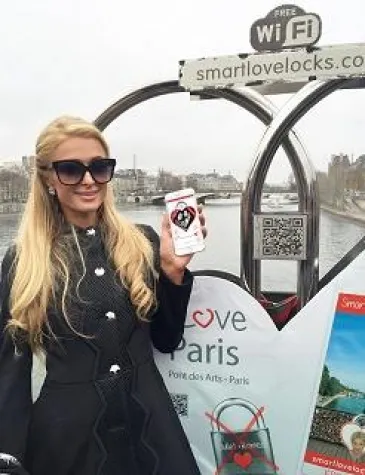 Bild: Paris Hilton baut Liebes-Schlösser am Valentinstag